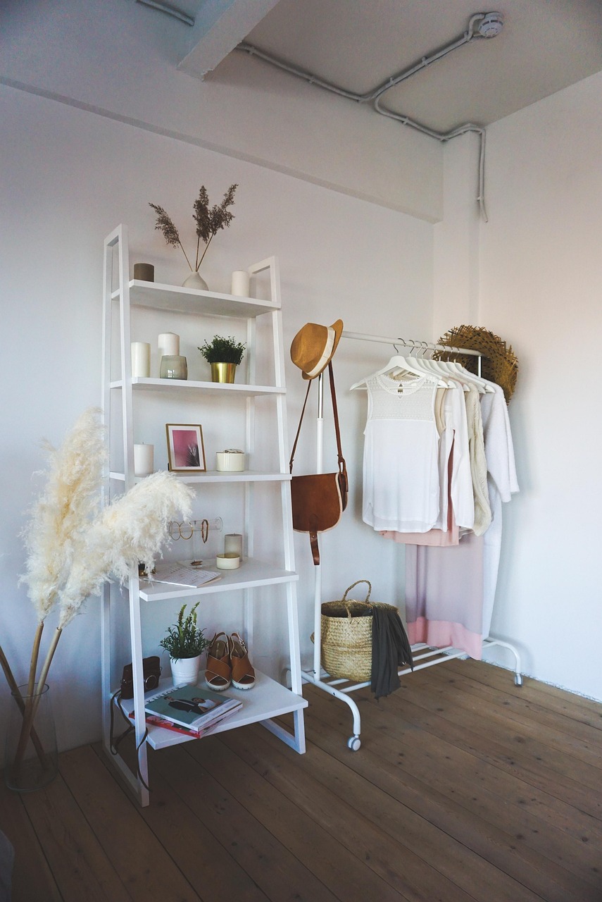 entdecken sie die vorteile einer minimalistischen garderobe: weniger ist mehr! erfahren sie, wie sie mit zeitlosen kleidungsstücken stil und ordnung in ihren alltag bringen.